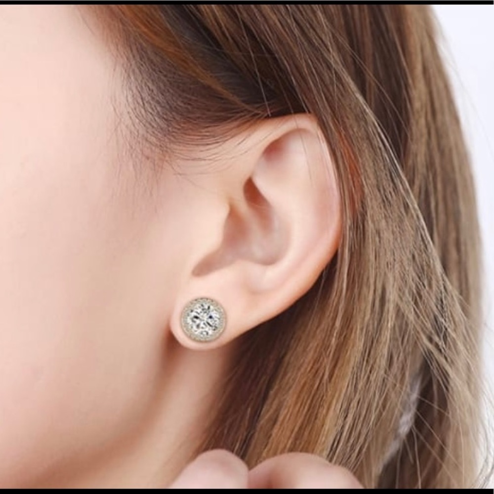 ( SOLD OUT ) Gold stud Cubic Zirconia Earrings - Picture 4 of 5